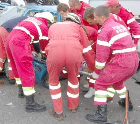 Şofer în comă, după ce BMW-ul pe care îl conducea s-a răsturnat peste el